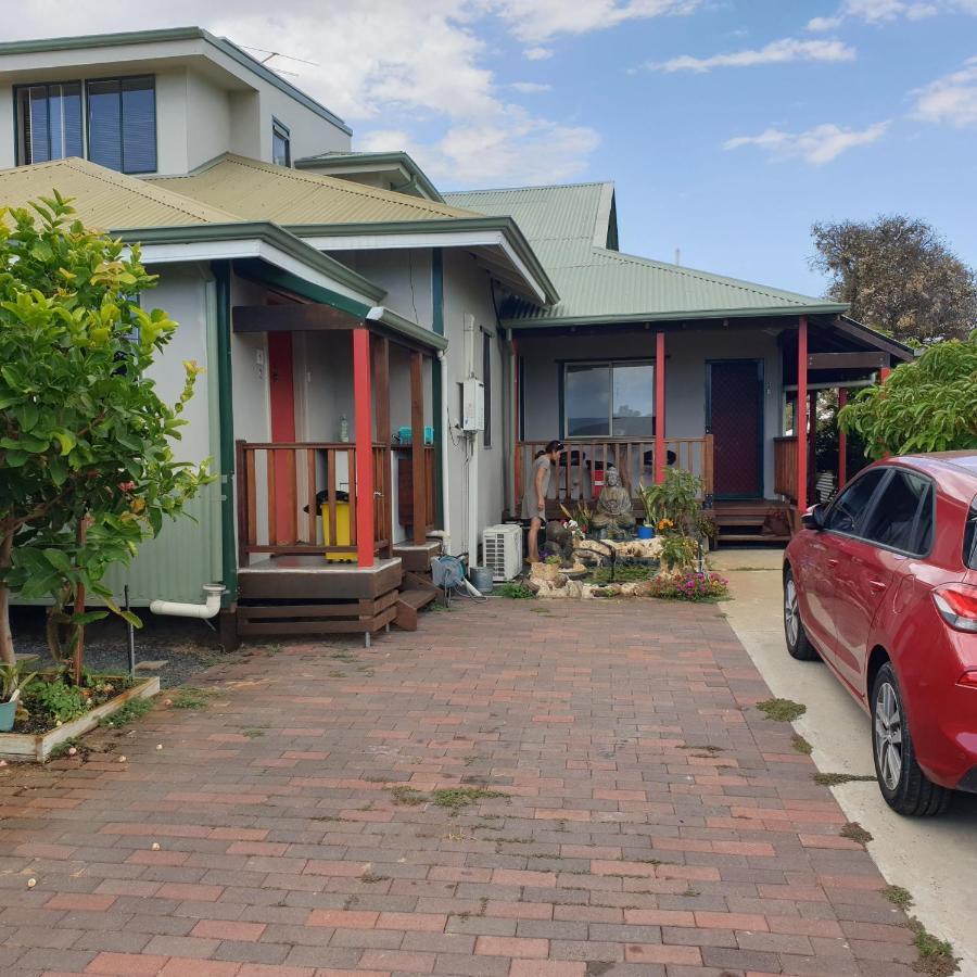 Bunbury's Most Convenient Location Extérieur photo