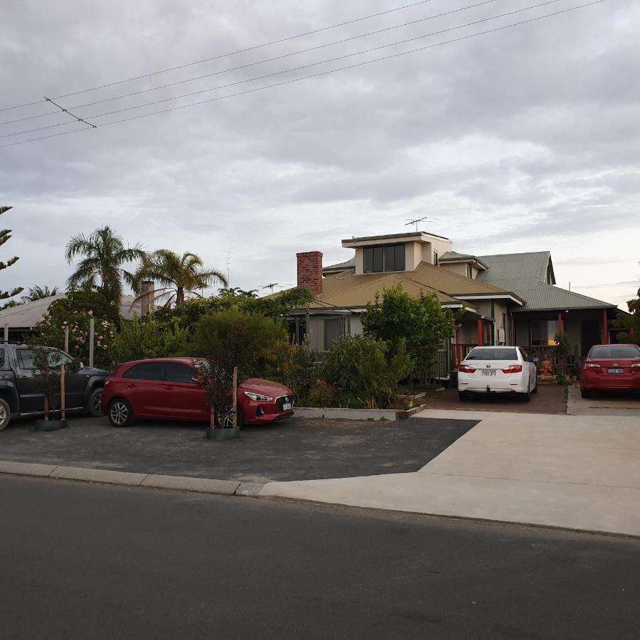 Bunbury's Most Convenient Location Extérieur photo